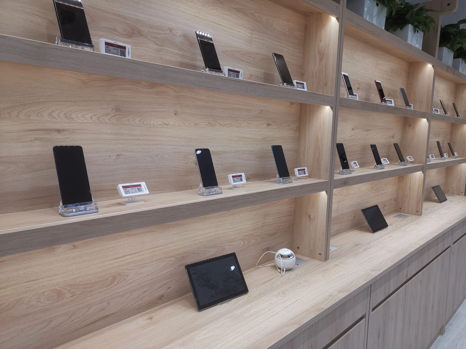 ESLink showroom duvarı - farklı boy ve modeldeki elektronik raf etiketlerinin sergilendiği gösterim reyonu